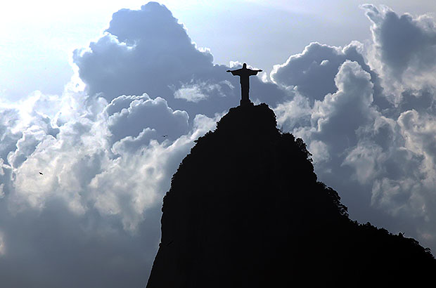 Скала Корковадо в Рио де Жанейро со статуей Христос Редимер