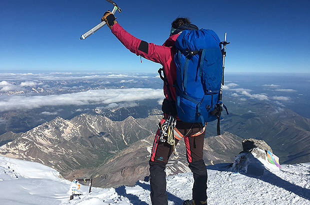 Я пользуюсь рюкзаком Black Diamond Mission 75 - для меня это оптимальный формат горного рюкзака для альпинистских маршрутов любого уровня. Рекомендую