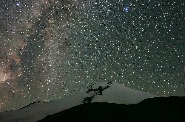Вид на ночной Эльбрус из лагеря 3900 на маршруте восхождения по Восточнорму Лавовому потоку