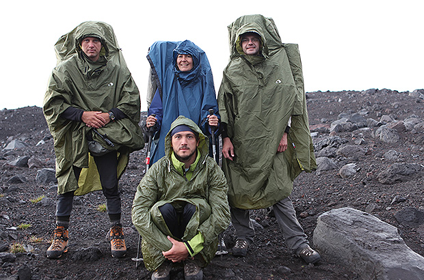 Пример использования пончо Татонка с горбом под рюкзак