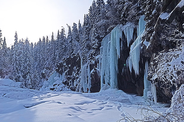 Great iceclimbing sector close to Gol town