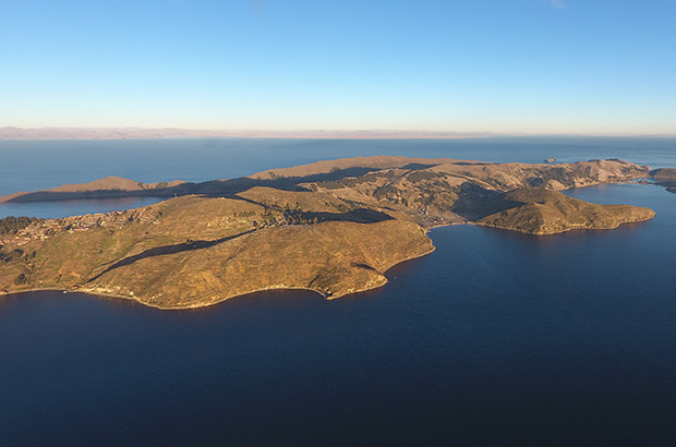 На озере Титикака распложён целы архипелаг небольших островов - практически все - обитаемые с незапамятных времён