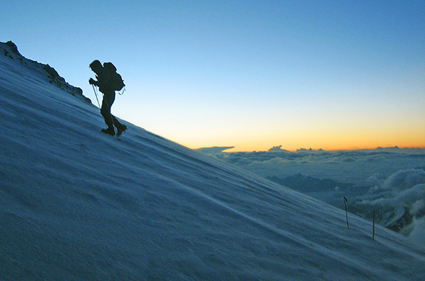 Главная объектианыя трудность восхождения на Эльбрус - недостаток кислорода в воздухе и высокая интенсивность нагрузок