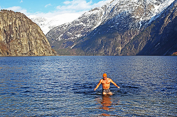 Норвегия, перерыв на купание в фьорде по пути в Берген из Хемседаля