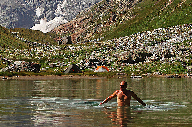Кавказ. Релакс в горном озере после сложного альпинистского восхождения