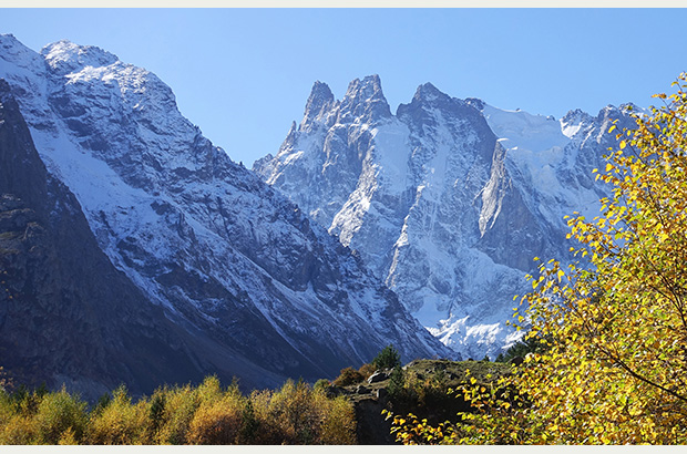 Вершина Шхельда на Кавказе идеальным осенним утром. Даже не верится, какими злыми могут быть эти красивейшие горы в непогоду
